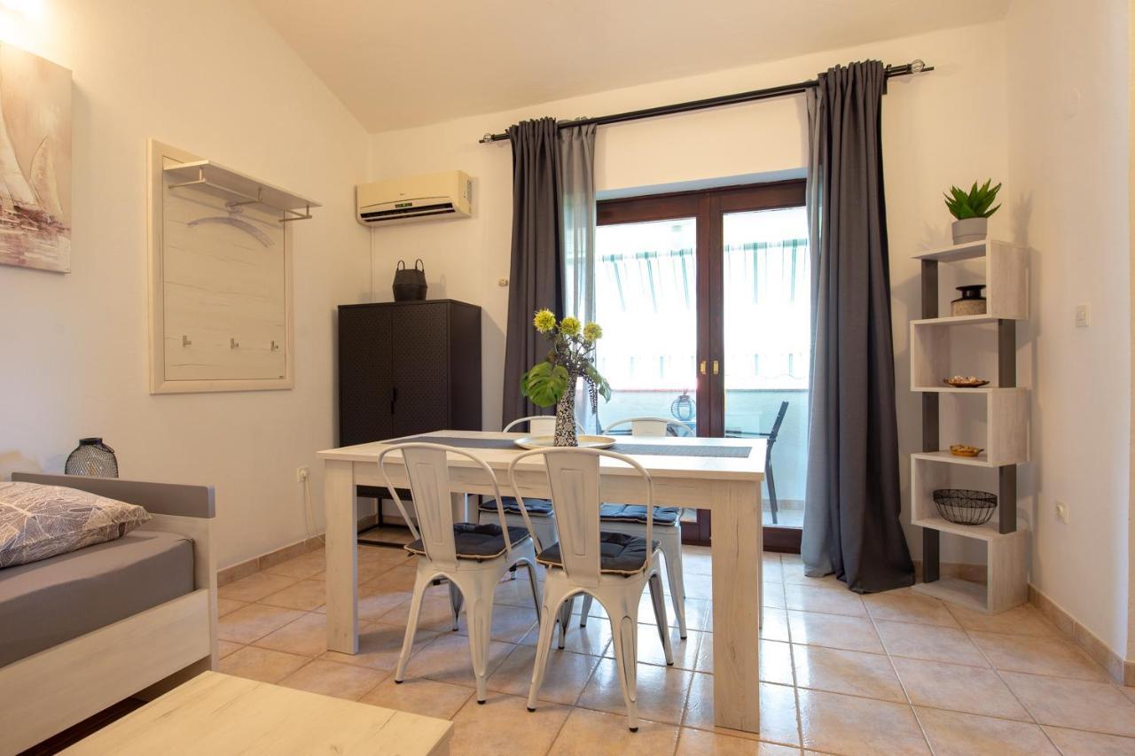 Apartments Ela Novalja Extérieur photo