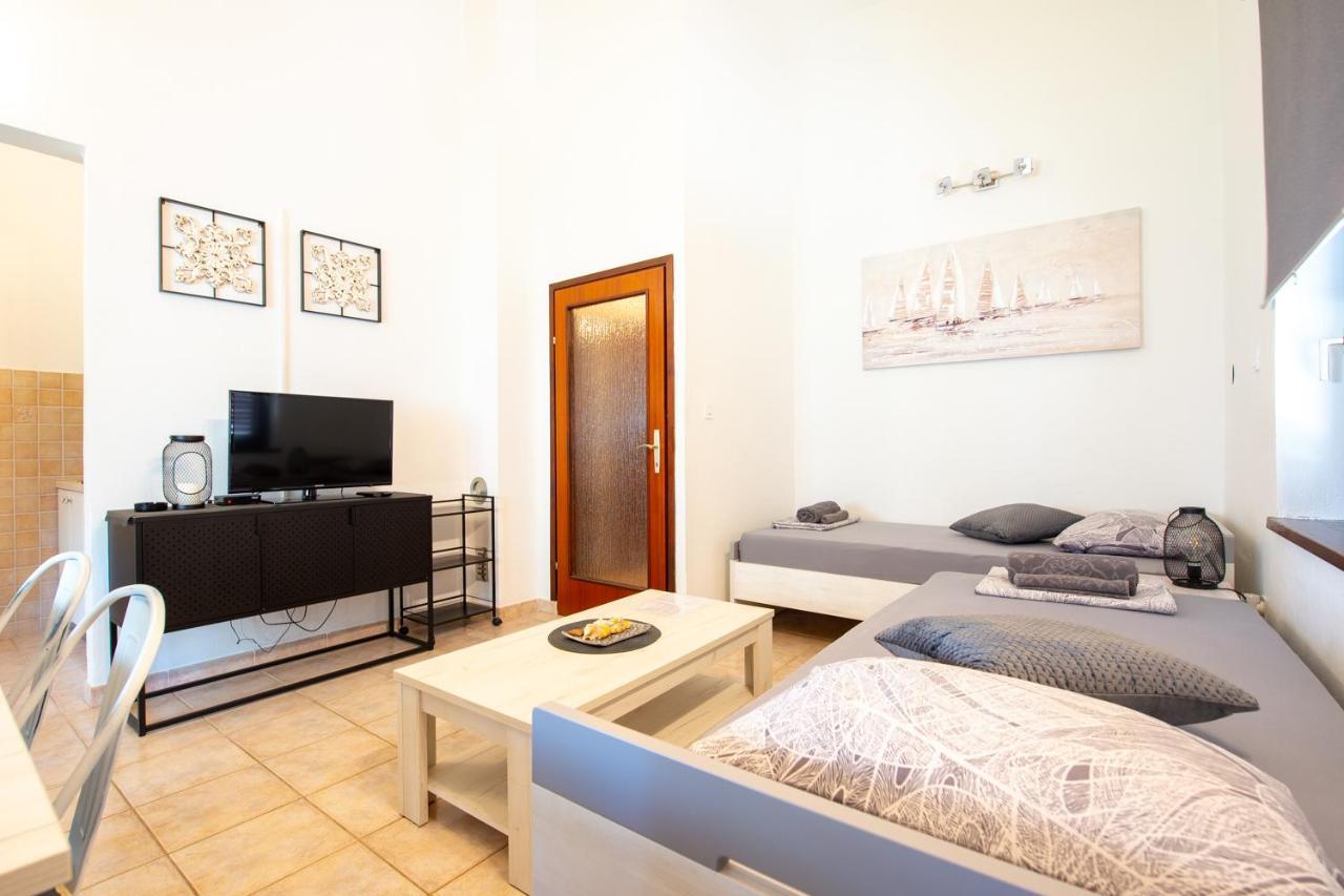 Apartments Ela Novalja Extérieur photo